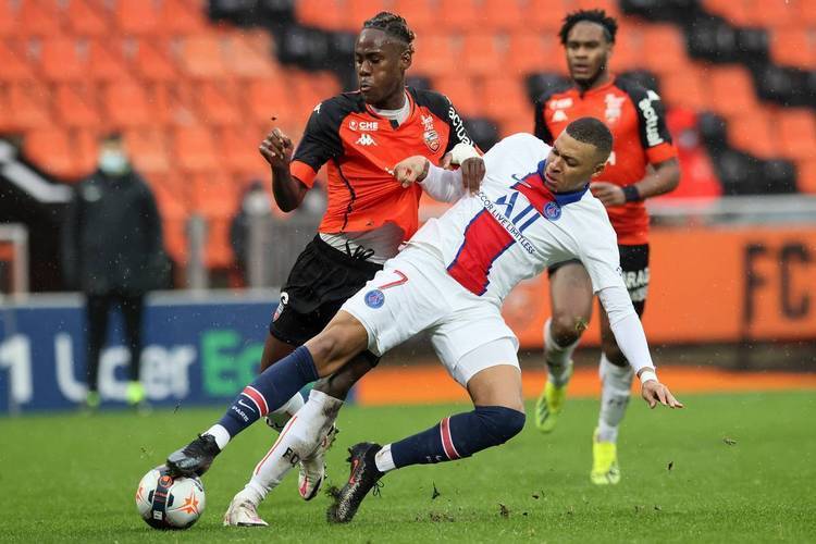 巴黎主场迎战欧塞尔，争夺法甲第六轮关键战，巴黎进攻强但伤病困扰，欧塞尔防守稳固。